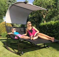 Minőségi kerti nyugágy két személy számára, ernyővel