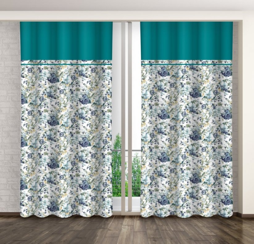 Záclona s potiskem pěkných modrých květů a tyrkysovým lemem