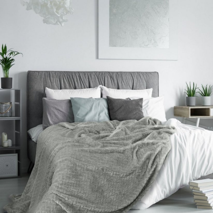 Jemná dekoratívna deka sivej farby