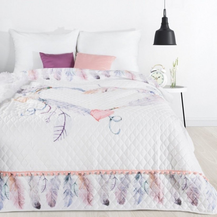 Bílý prošívaný přehoz na postel s barevnými pírky