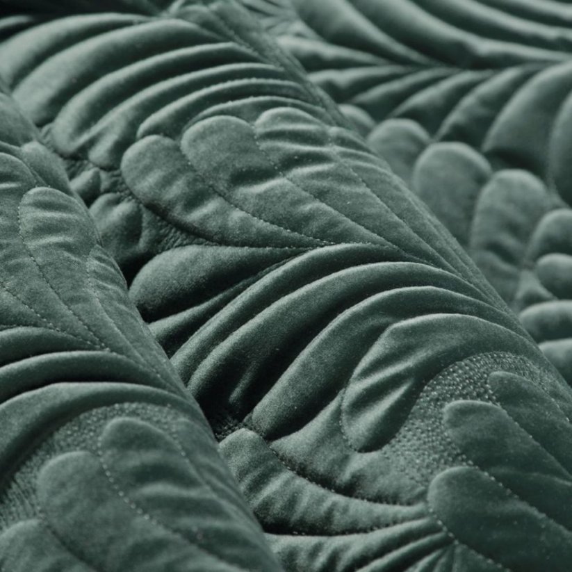 Jednofarebný dekoračný prehoz na posteľ zelenej farby