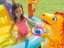 Piscina a forma di parco giochi con dinosauro