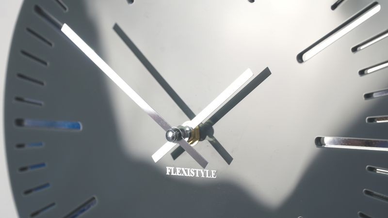 Moderne dunkelgraue Wanduhr