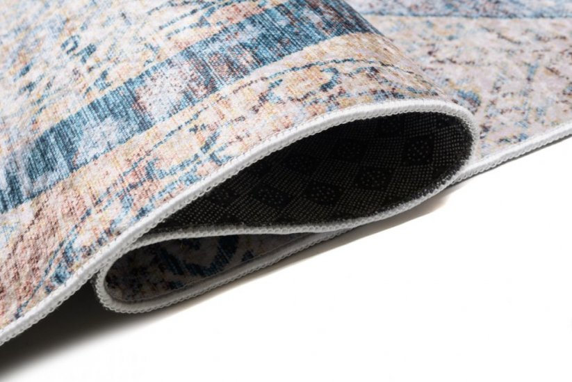 Moderan tepih u smeđim nijansama sa suptilnim uzorkom