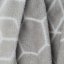 Jemná vzorovaná deka šedé barvy 150 x 200 cm