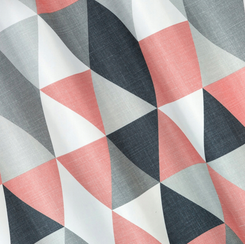 Vorhang mit buntem geometrischem Muster