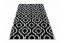 Kvalitný koberec v čiernej farbe s bielym ornamentom