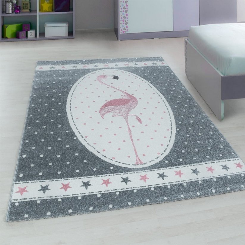Jemný vzorovaný koberec s motivem růžového plameňáka
