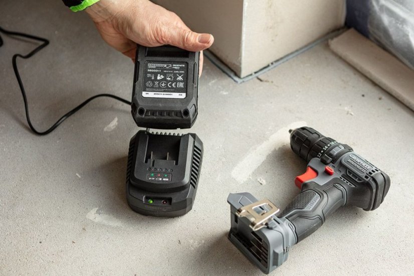 Nabíječka baterií ENERGY+ 58G002-1 GRAPHITE
