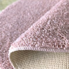 Okrugli čupavi tepih s visokim florom ružičaste boje