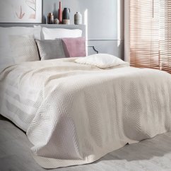 Kvalitný obojstranný prehoz na posteľ krémovej farby