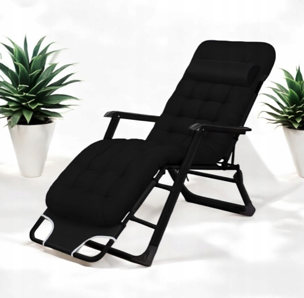 Záhradné lehátko s čiernym rámom a vankúšom