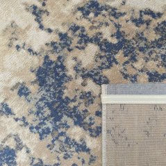 Nadčasový koberec s modrým detailem do obývacího pokoje