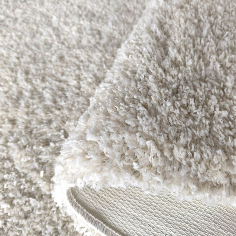 Štýlový koberec v krémovej farbe