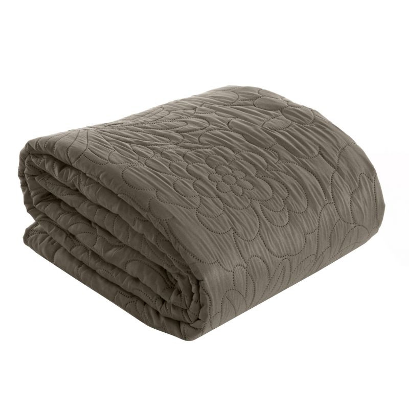 Béžový jednobarevný přehoz na postel s motivem květů