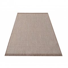 Jednostavan i praktičan glatki smeđi tepih