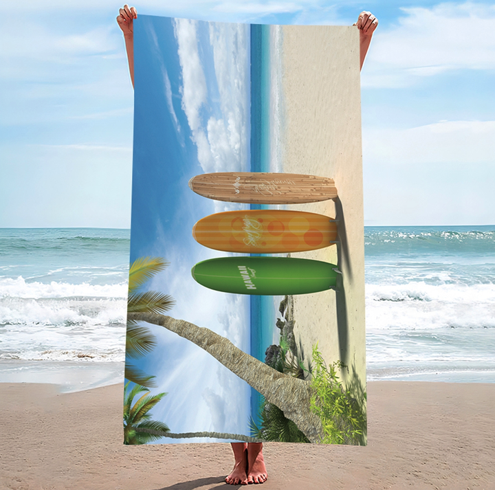 Plažna brisača s plažo in surfom