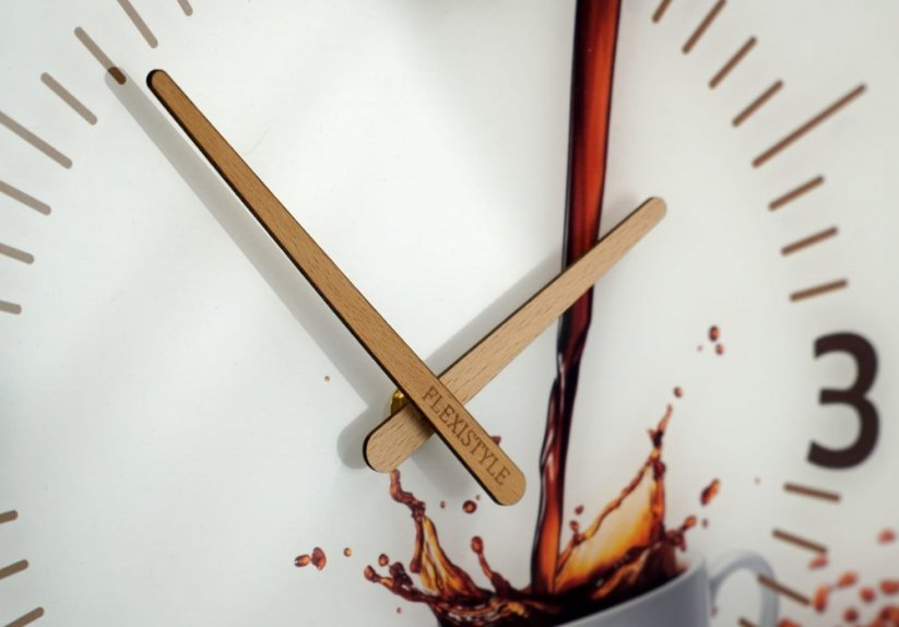 Kuhinjska ura z lesenimi kazalci s skodelico kave