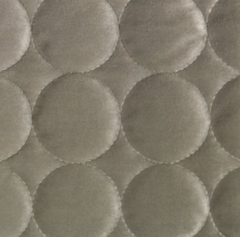 Prešívaný zamatový prehoz na posteľ sivej farby