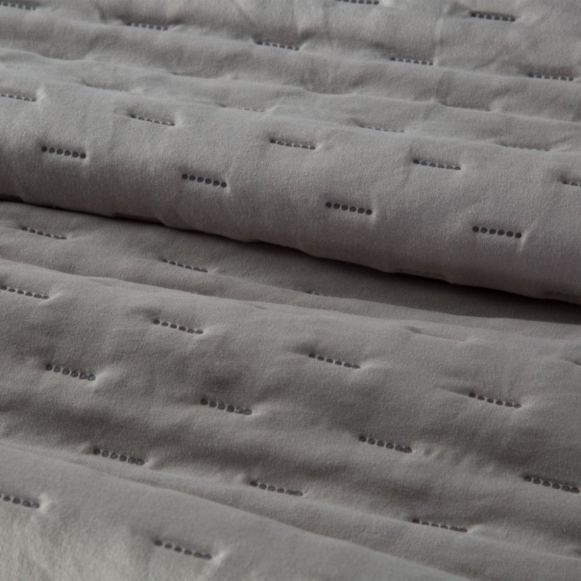 Prošívaný matný přehoz na postel šedé barvy