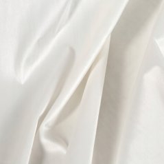 Elegantný zamatový záves zdobený volánom - biely