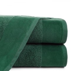 Hladký uterák JULITA v zelenej farbe s jemným detailom na okraji