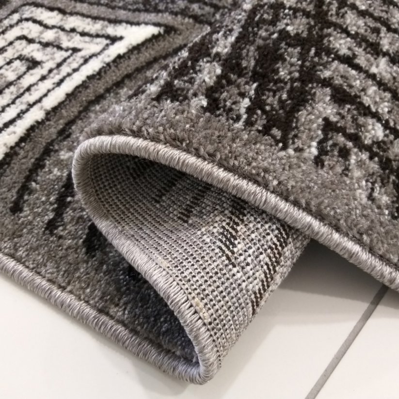 Moderný vzorovaný koberec sivej farby