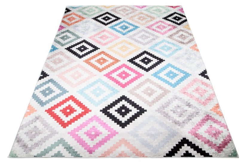 Tappeto di tendenza con motivo geometrico colorato