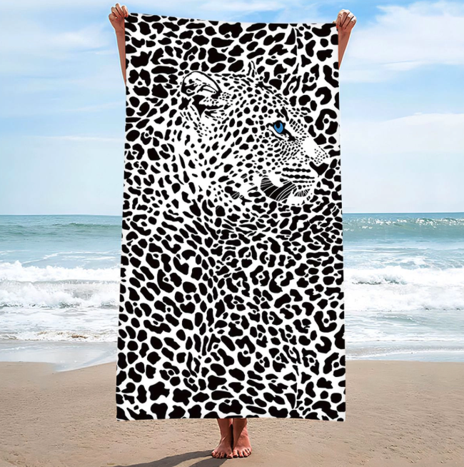 Telo mare trendy - bianco con motivo leopardato 100x180 cm
