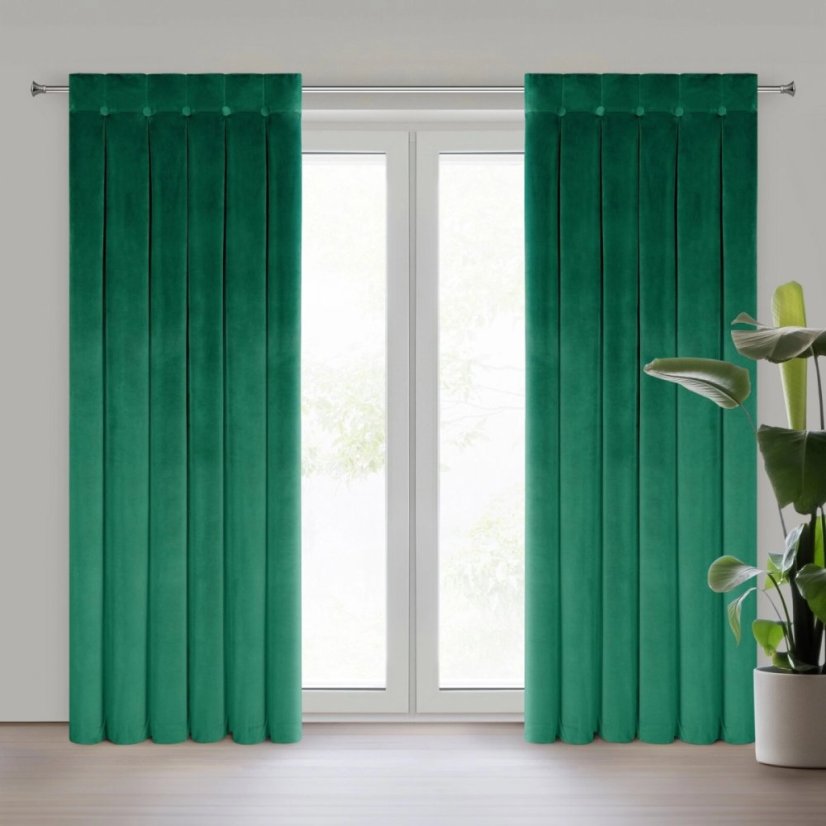 Zelený zamatový záves s ozdobným prešívaním a gombíkmi v hornej časti