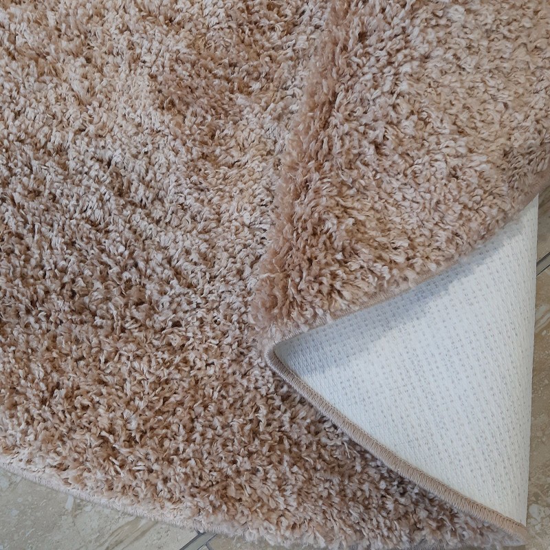 Okrúhly koberec v karamelovej farbe