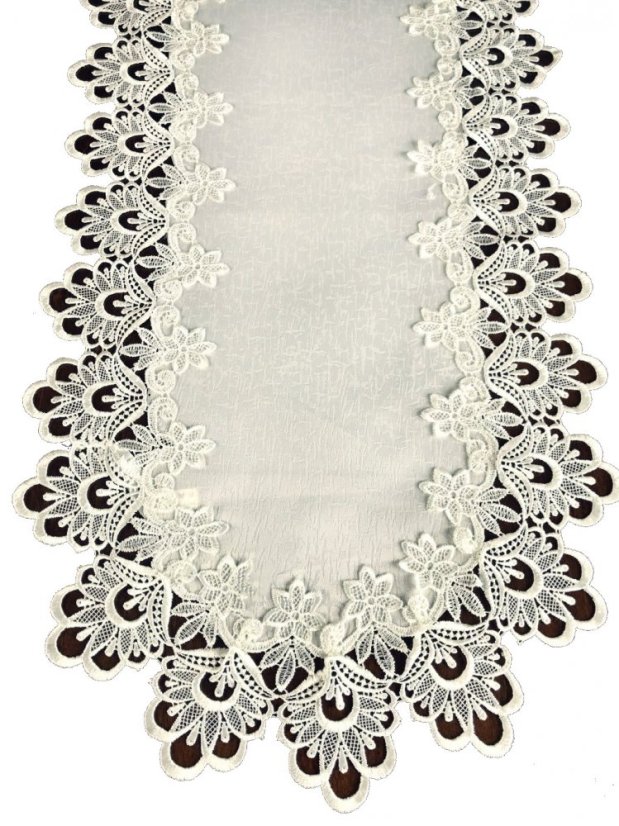 Ovális krémszínű terítő csipkével díszítve
