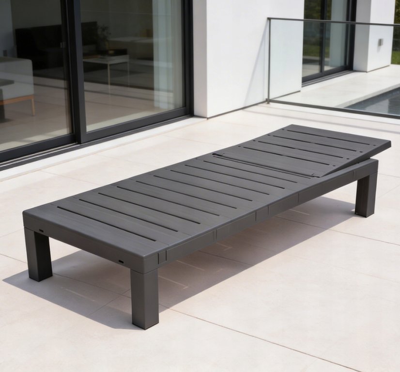 Robustné záhradné ležadlo k bazénu a na terasu - sivé