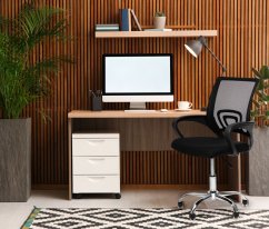 Ergonomická kancelářská židle v černé barvě s kovovou základnou