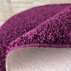 Okrugli čupavi tepih s visokim florom u tamnoljubičastoj boji