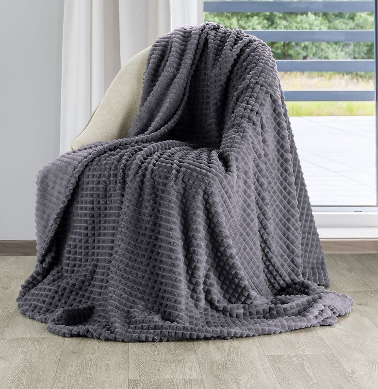 Ocelově šedá hrubá deka na pohovky