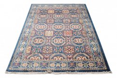Plavi orijentalni tepih u marokanskom stilu