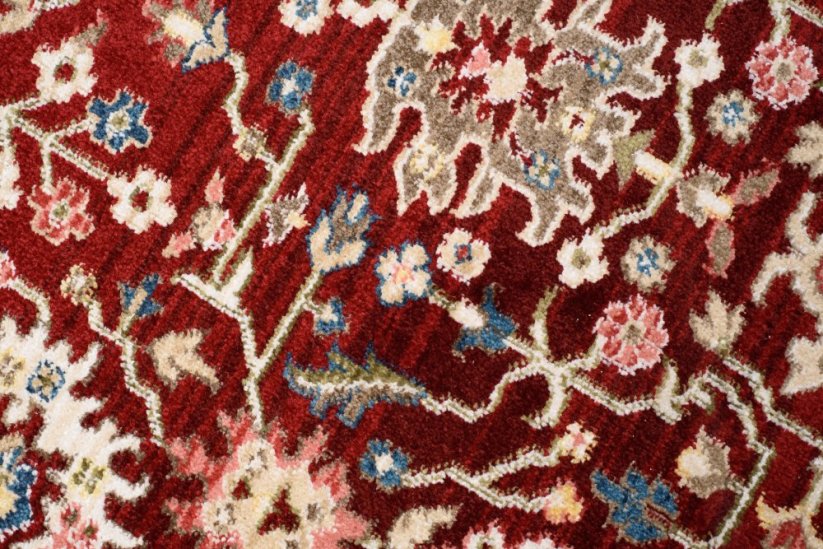 Красив червен килим в ретро стил