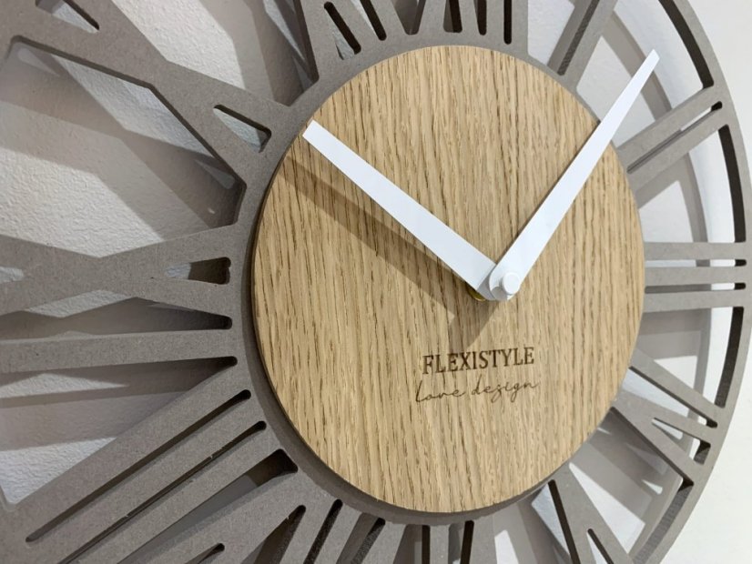 Schlichte graue Wanduhr im Holzdesign