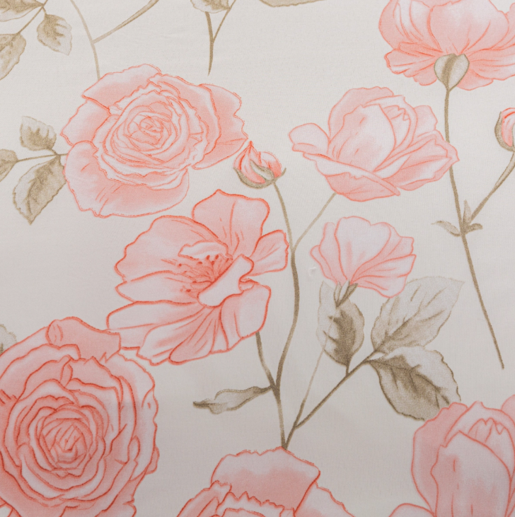 Romantische weiße Bettwäsche mit rosa Rosen