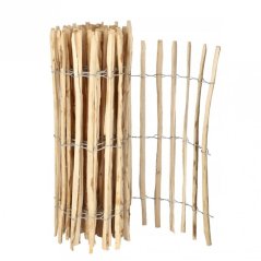 Vrtna ograja iz cepanih leskovih palic, vtkana na žici