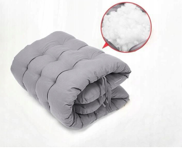 Záhradné lehátko s čiernym rámom a vankúšom