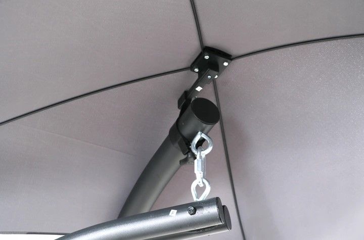 Moderné závesné kreslo na ráme so strieškou