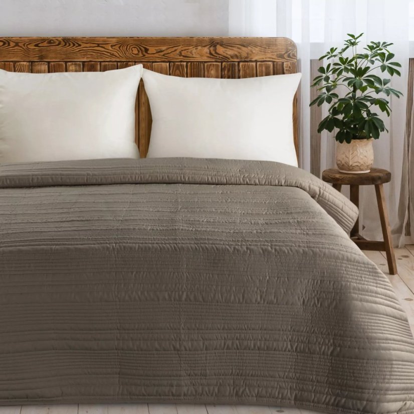 Elegáns ágytakaró TARA matt szövetből, steppelt mintával - barna színben.