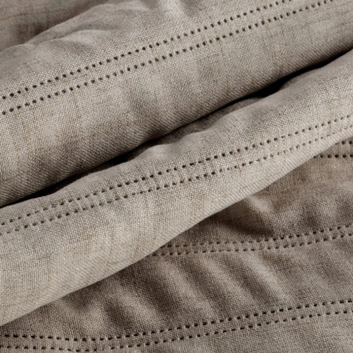 Béžový elegantní dekorativní přehoz do ložnice