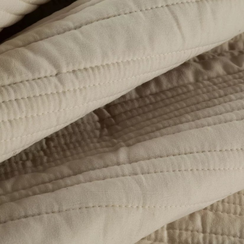 Elegáns ágytakaró TARA matt szövetből steppelt mintával - bézs színben