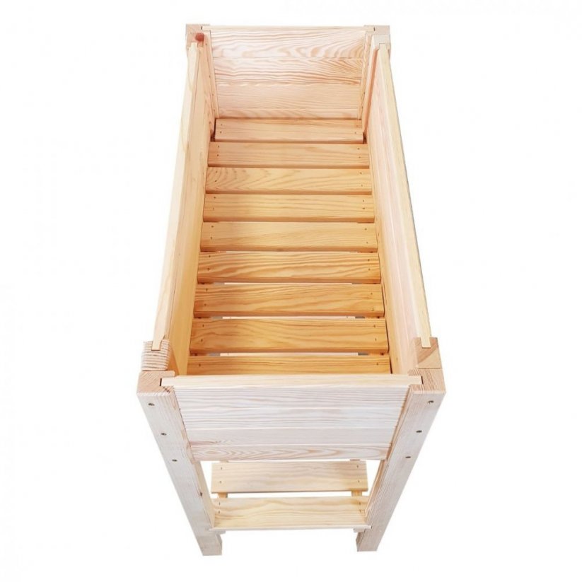 Přírodní vyvýšená dřevěná postel