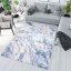 Einfacher weißer und blauer Teppich mit abstraktem Muster