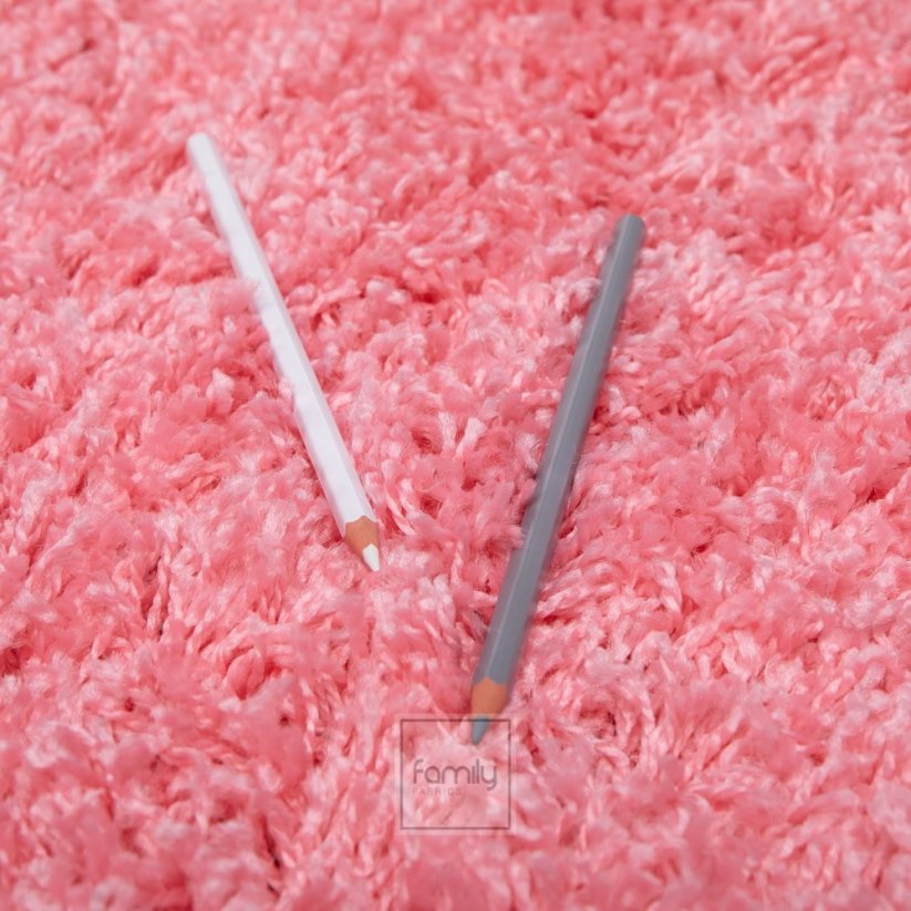 Krásny koberec v žiarivej ružovej farbe