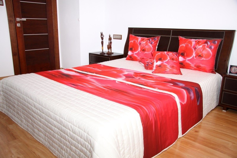 Krémszínű ágytakaró vörös orchidea motívummal